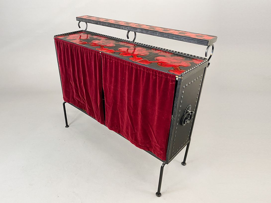 Foto Iron House Bar with Velvet Drapes and red Tiles 1970 h119x134x42