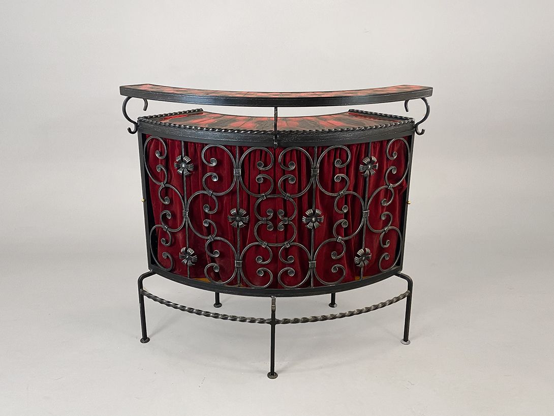 Foto Iron House Bar with Floral Ornaments and Red Tiles 1970 h118x126x56