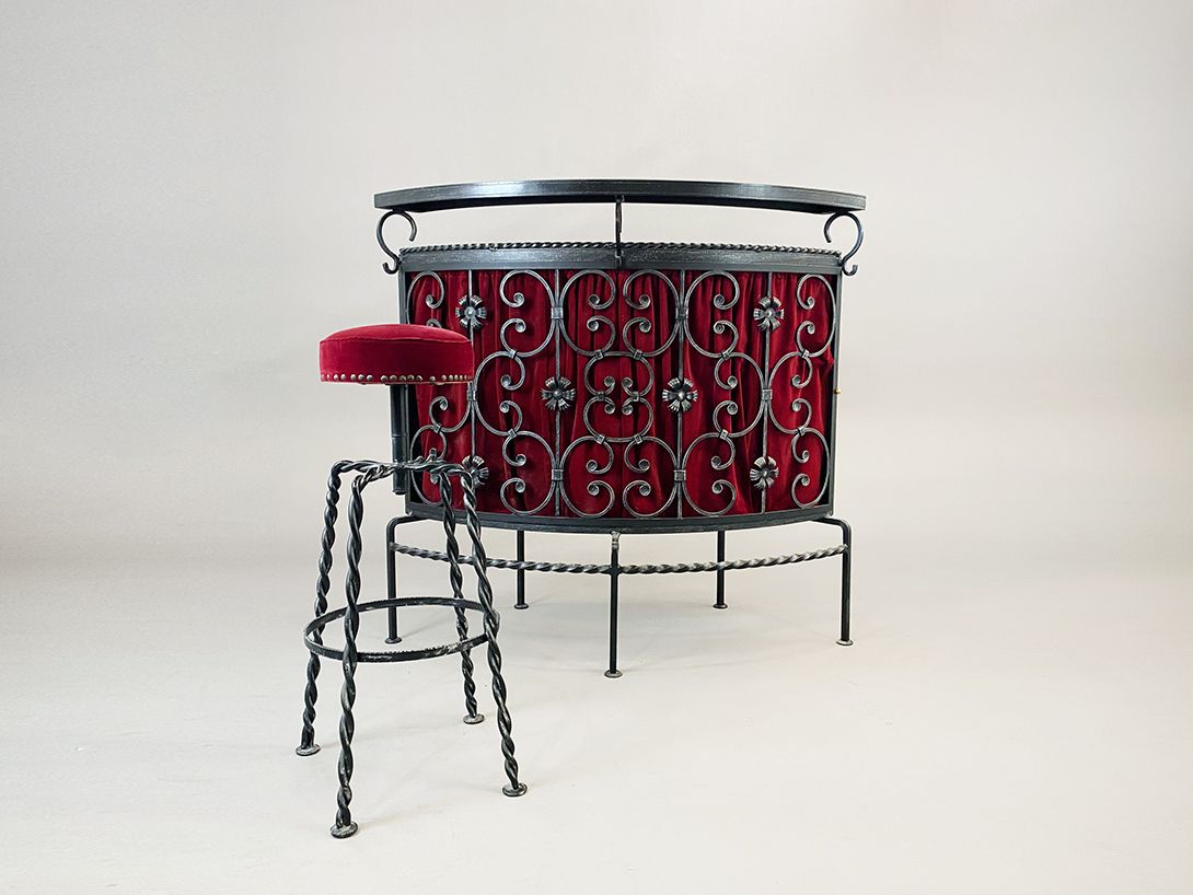 Foto Iron House Bar with Floral Ornaments and Red Tiles 1970 h118x126x56