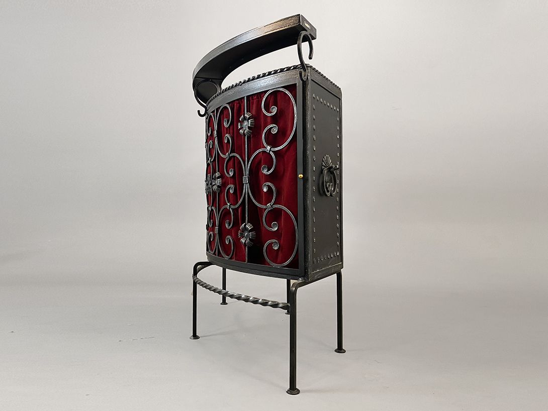 Foto Iron House Bar with Floral Ornaments and Red Tiles 1970 h118x126x56