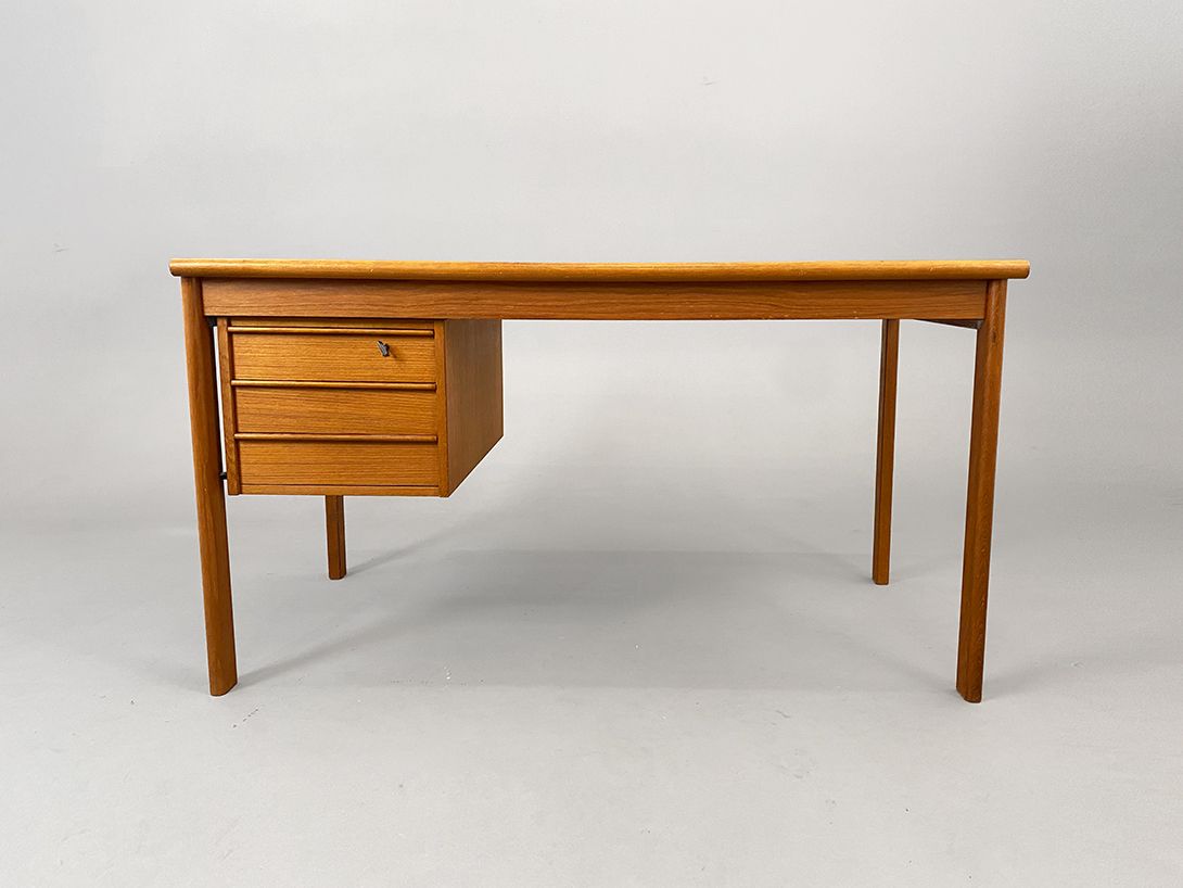 Foto Small Danish Teak Desk with Sliding Top h73x133x68