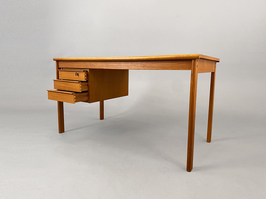 Foto Small Danish Teak Desk with Sliding Top h73x133x68