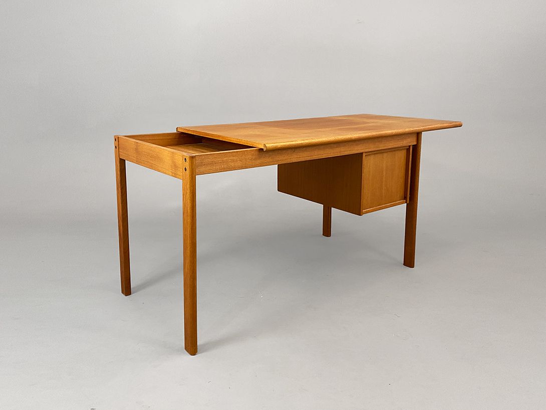 Foto Small Danish Teak Desk with Sliding Top h73x133x68