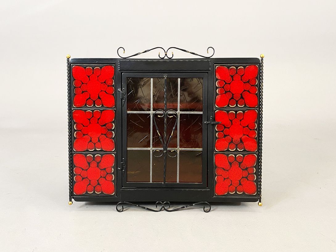 Foto Iron Wall Cabinet with Red Tiles