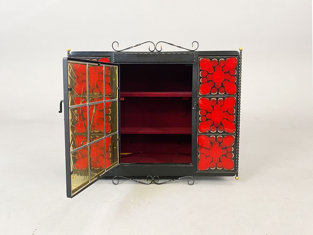 Foto Iron Wall Cabinet with Red Tiles
