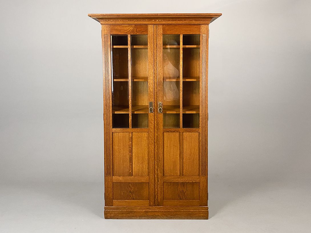 Foto Tall Wooden Cabinet with Glass Doors  *N