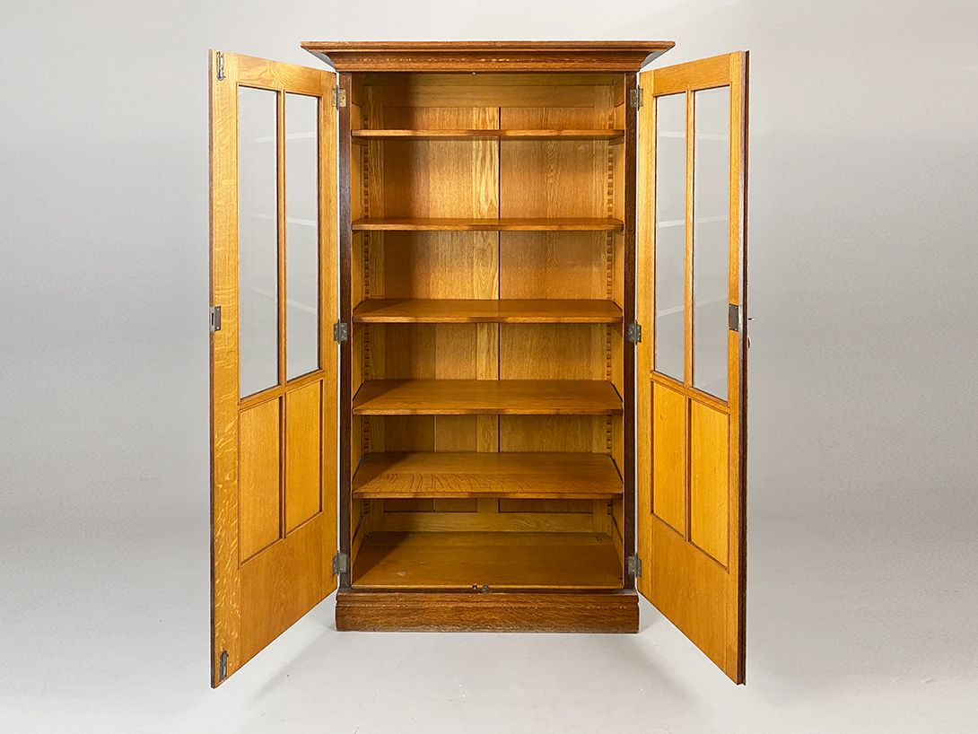 Foto Tall Wooden Cabinet with Glass Doors  *N