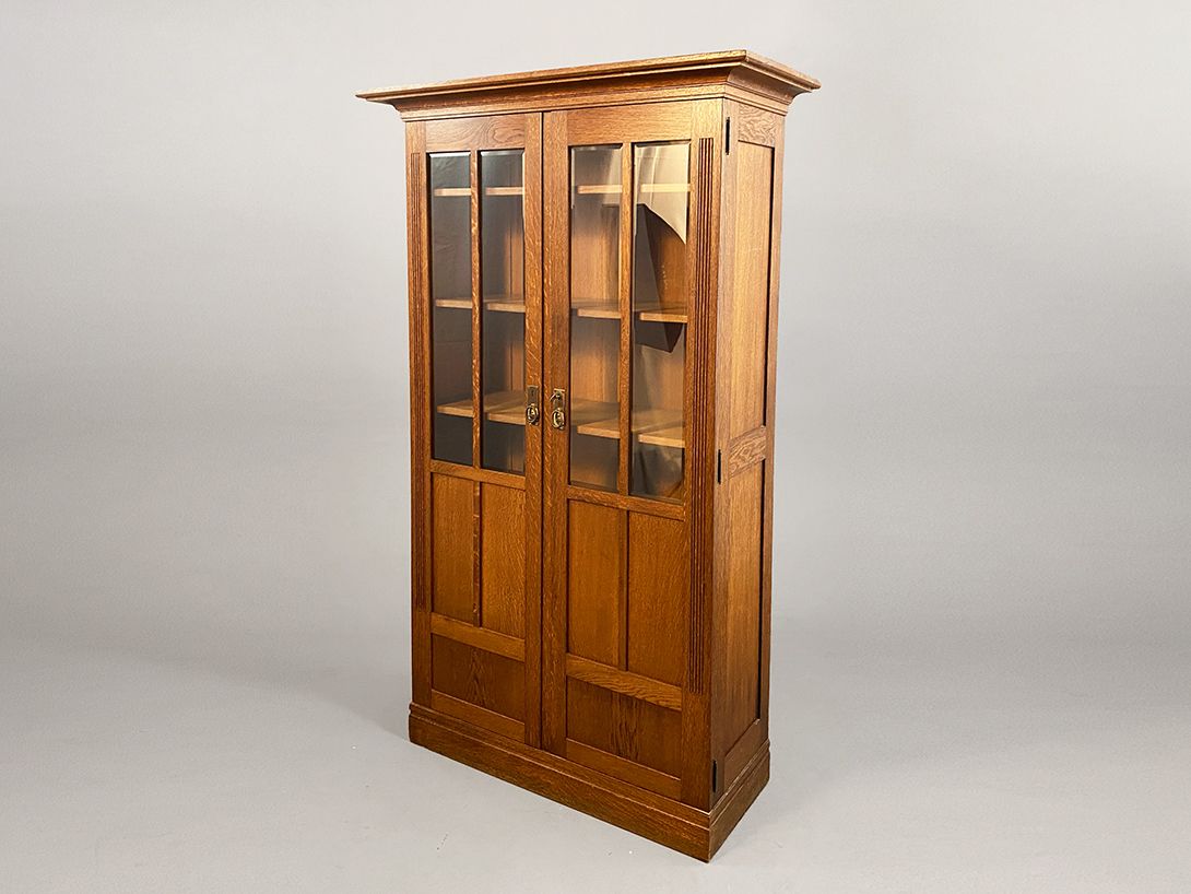 Foto Tall Wooden Cabinet with Glass Doors  *N