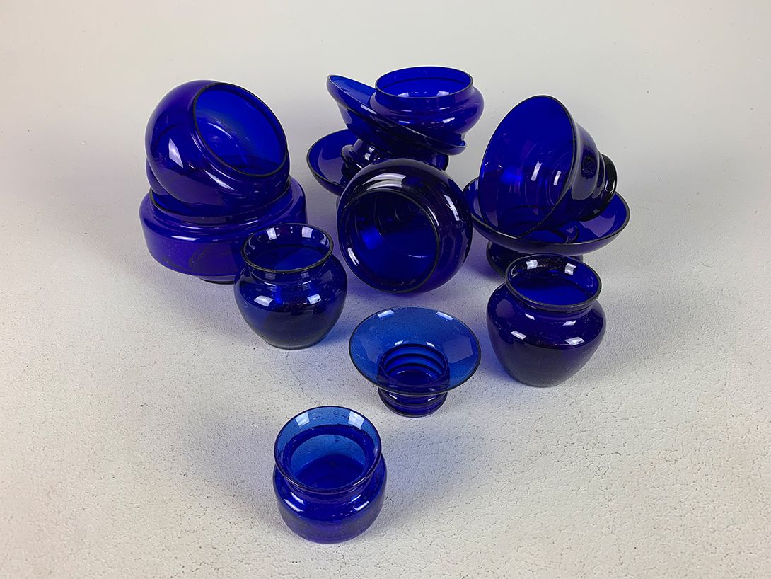 Foto Blue Glass Bowls Different Shapes and Sizes