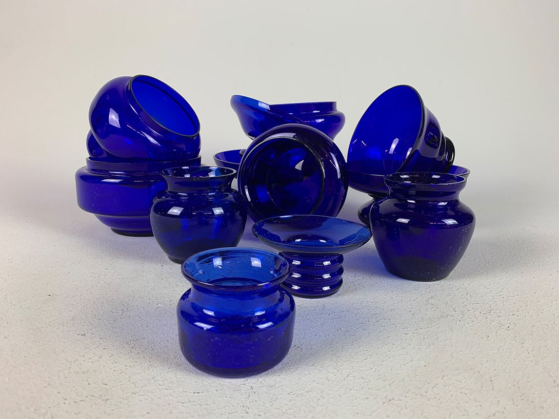Foto Blue Glass Bowls Different Shapes and Sizes