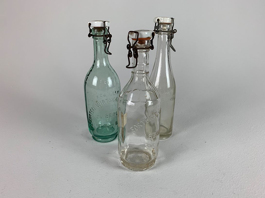Foto Antique Berlin Glass Bottles