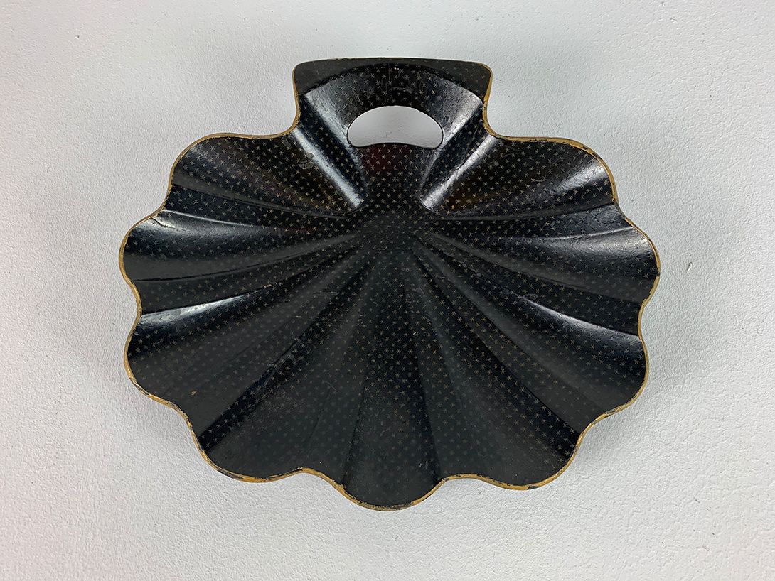 Foto Small Cardboard Seashell Tray with Golden Stars 27x30cm