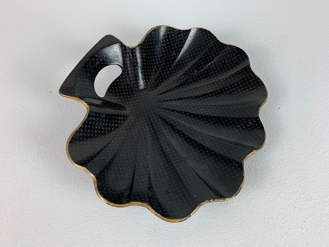 Foto Small Cardboard Seashell Tray with Golden Stars 27x30cm