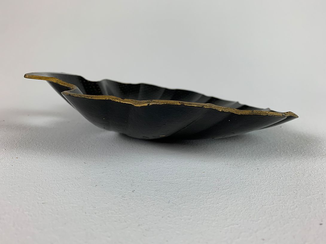 Foto Small Cardboard Seashell Tray with Golden Stars 27x30cm