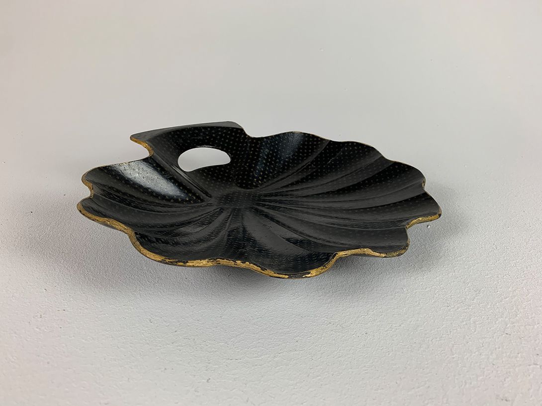 Foto Small Cardboard Seashell Tray with Golden Stars 27x30cm