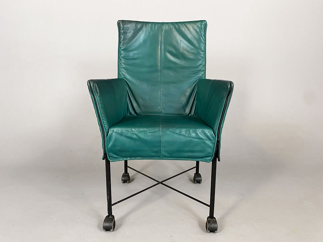 Foto Likon Forest Green Leather Armchair on Rolls
