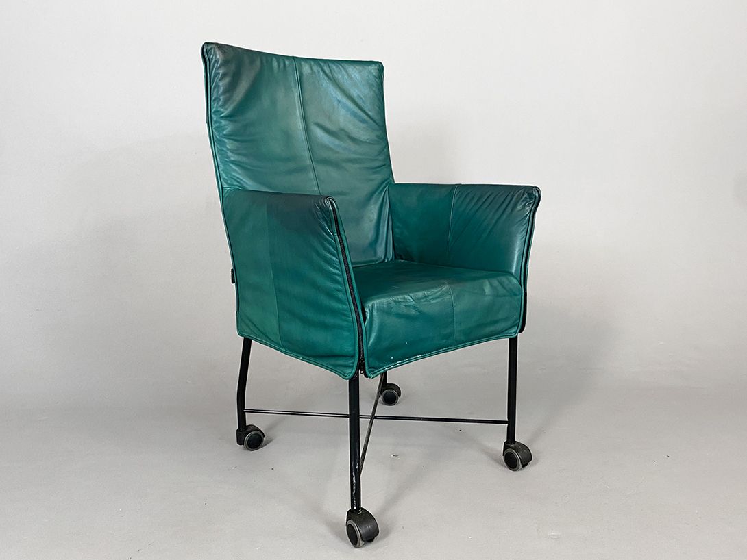 Foto Likon Forest Green Leather Armchair on Rolls