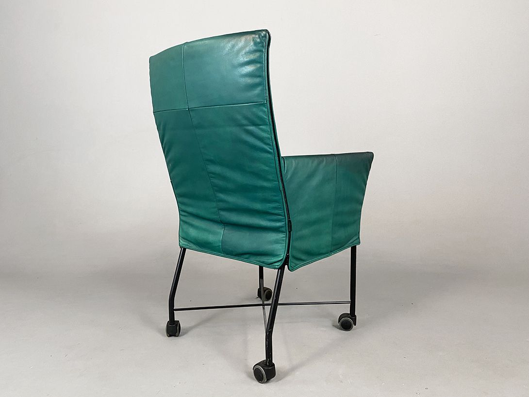 Foto Likon Forest Green Leather Armchair on Rolls