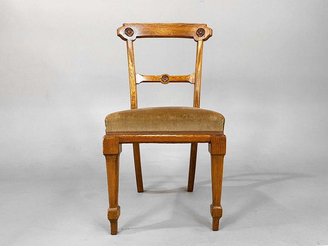 Foto Carved Dining Chair with Velvet Seat