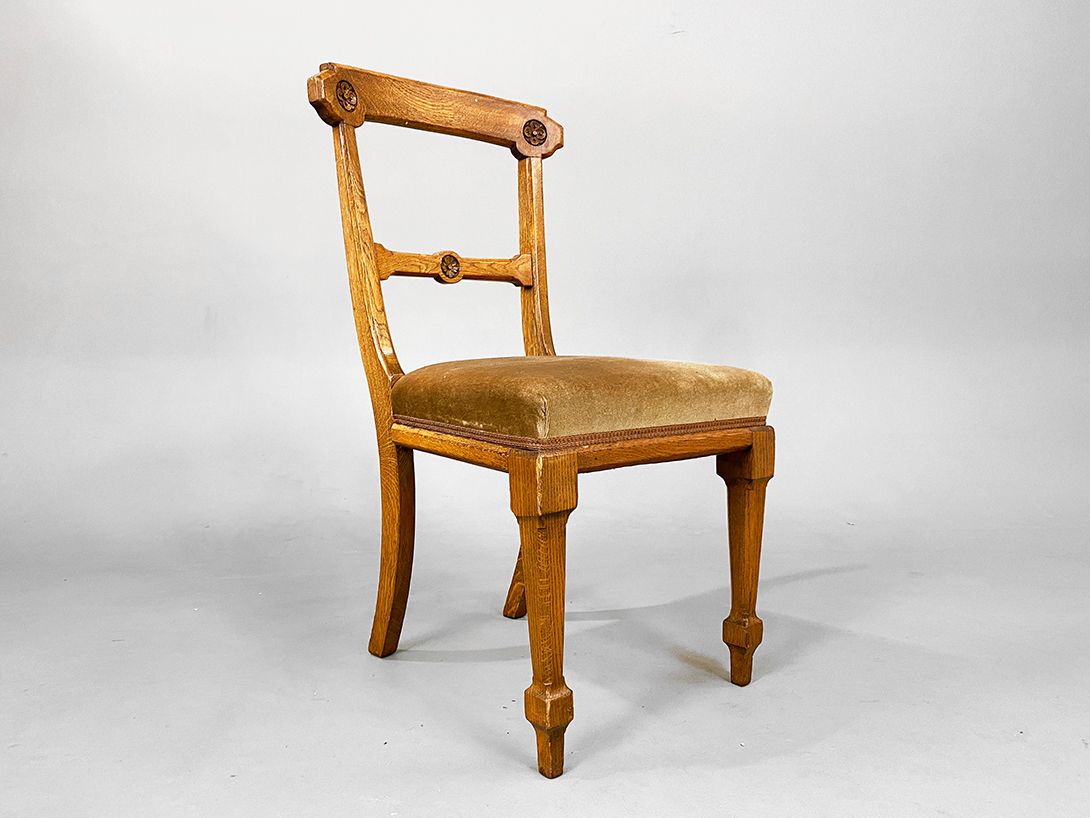 Foto Carved Dining Chair with Velvet Seat