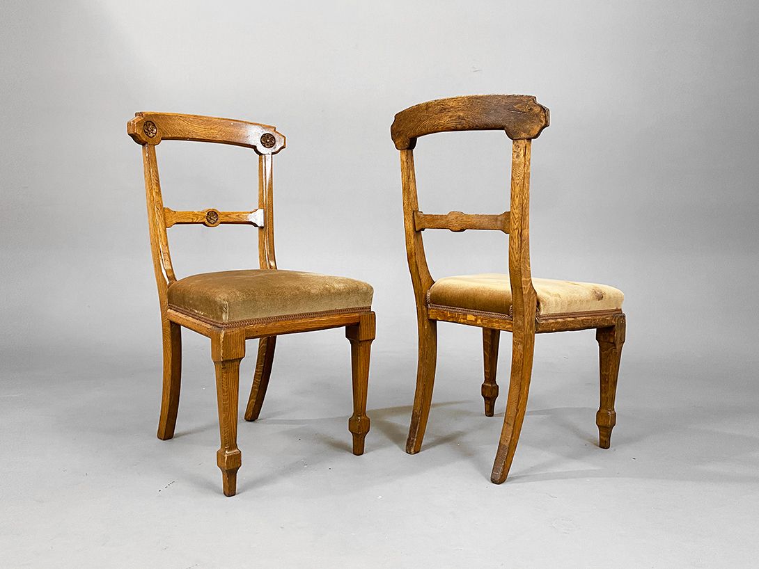 Foto Carved Dining Chair with Velvet Seat