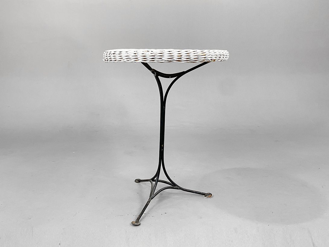 Foto Small White Wicker Top Garden Side Table h62x47