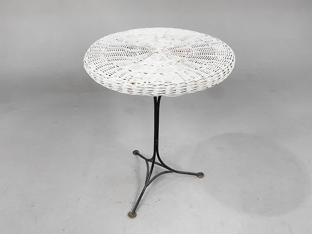 Foto Small White Wicker Top Garden Side Table h62x47