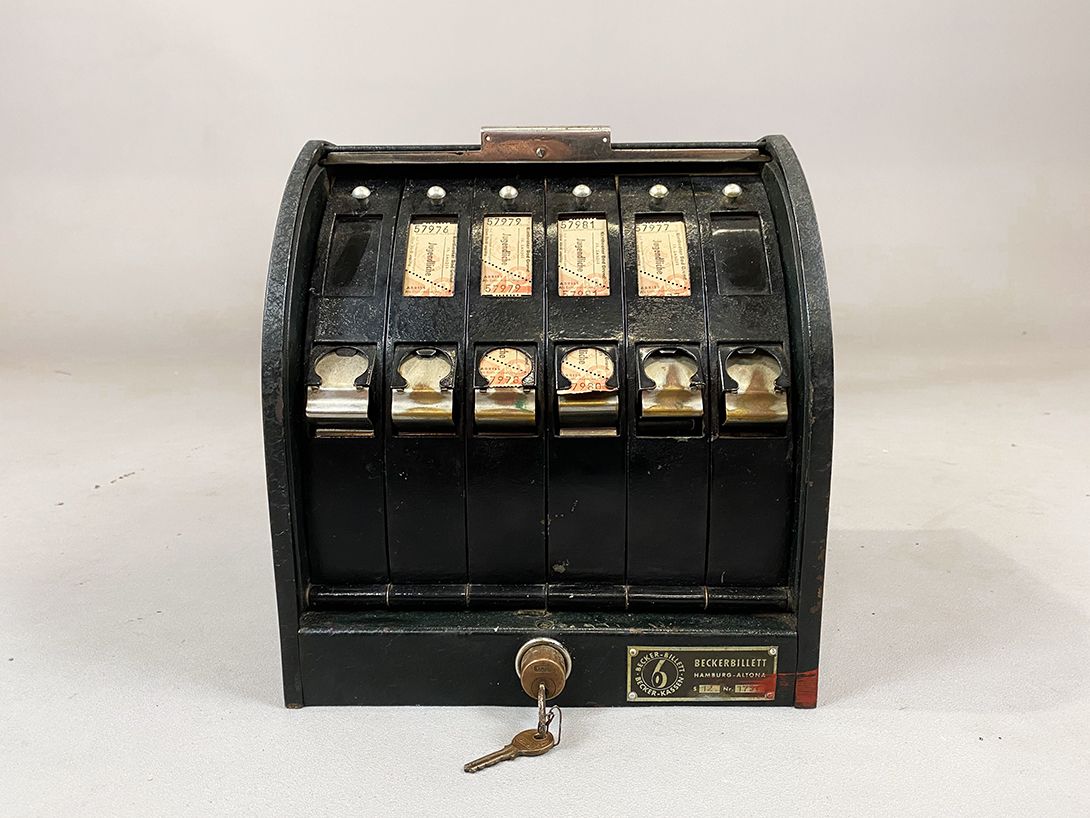 Foto Antique Ticket Machine, Hamburg Altona