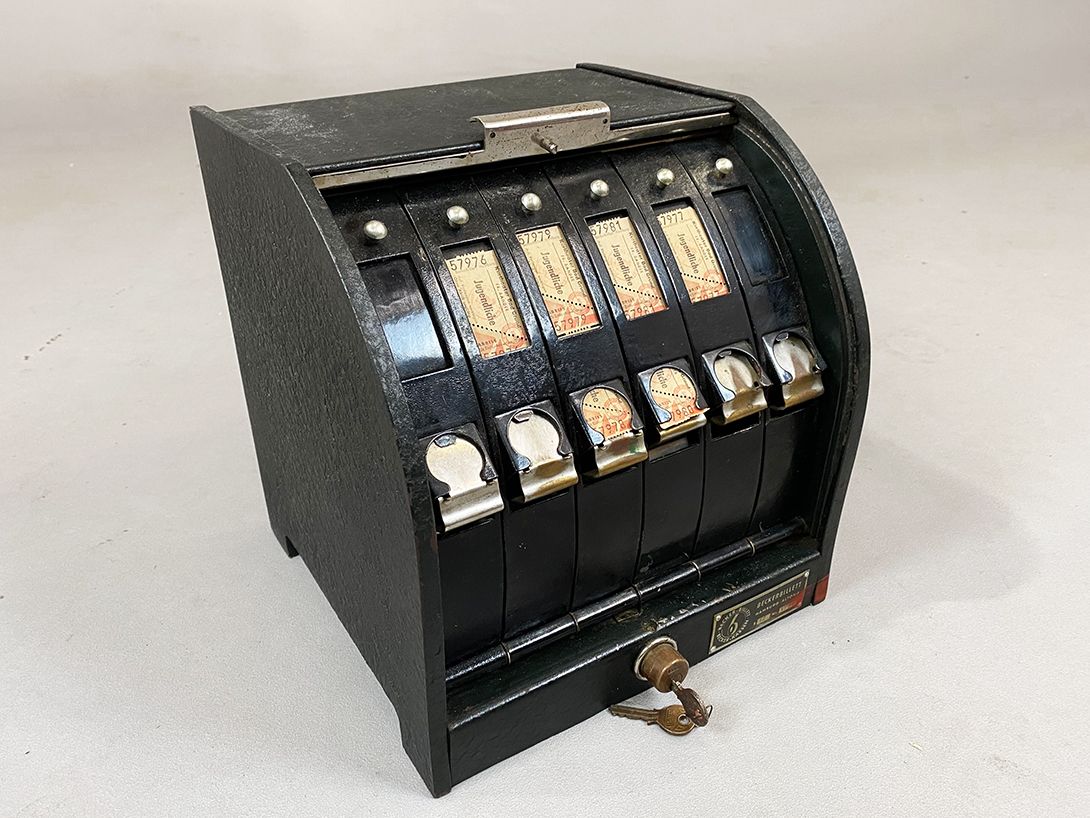 Foto Antique Ticket Machine, Hamburg Altona