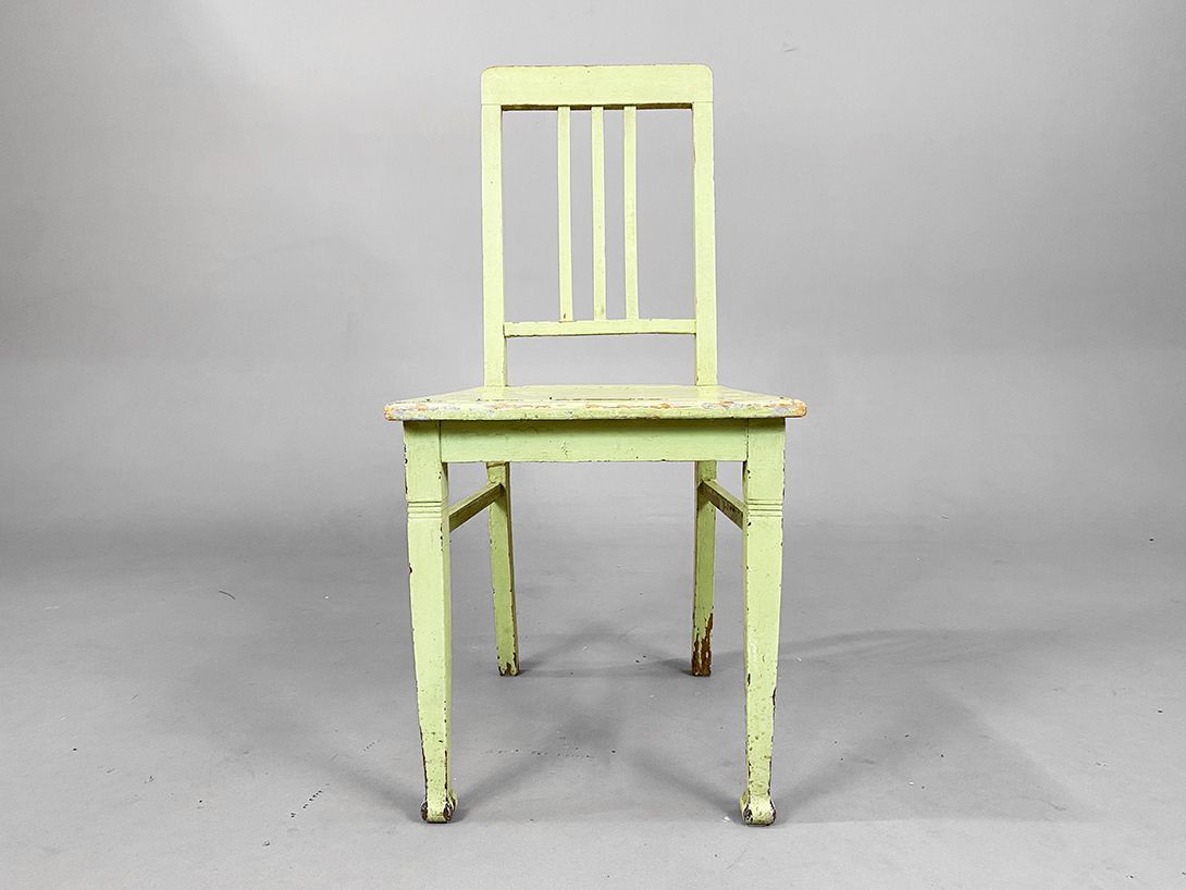 Foto Lime Green Wooden Chair, Decoration Only