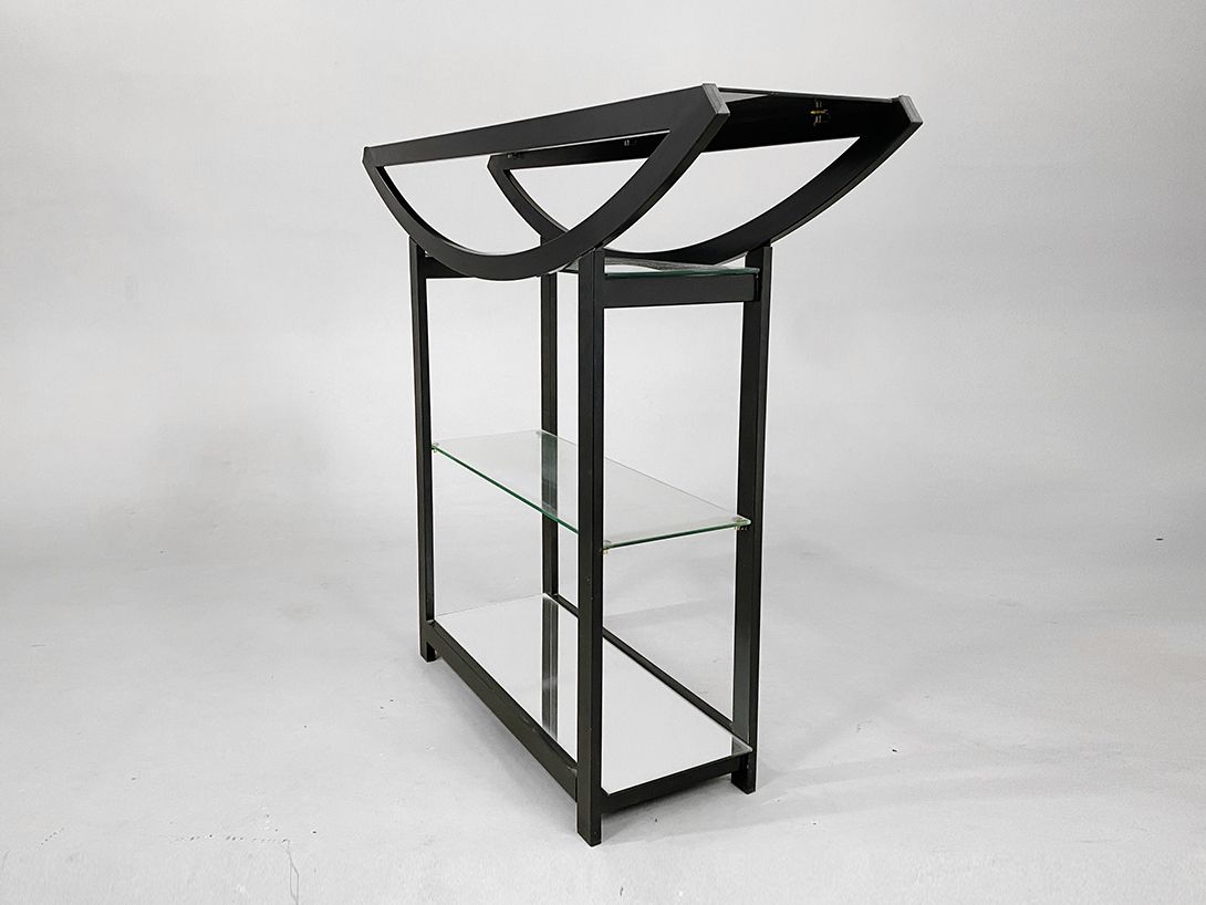 Foto Sleek Black Shelf //