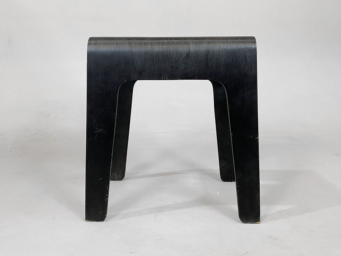 Foto Simple Black Bentwood Stool