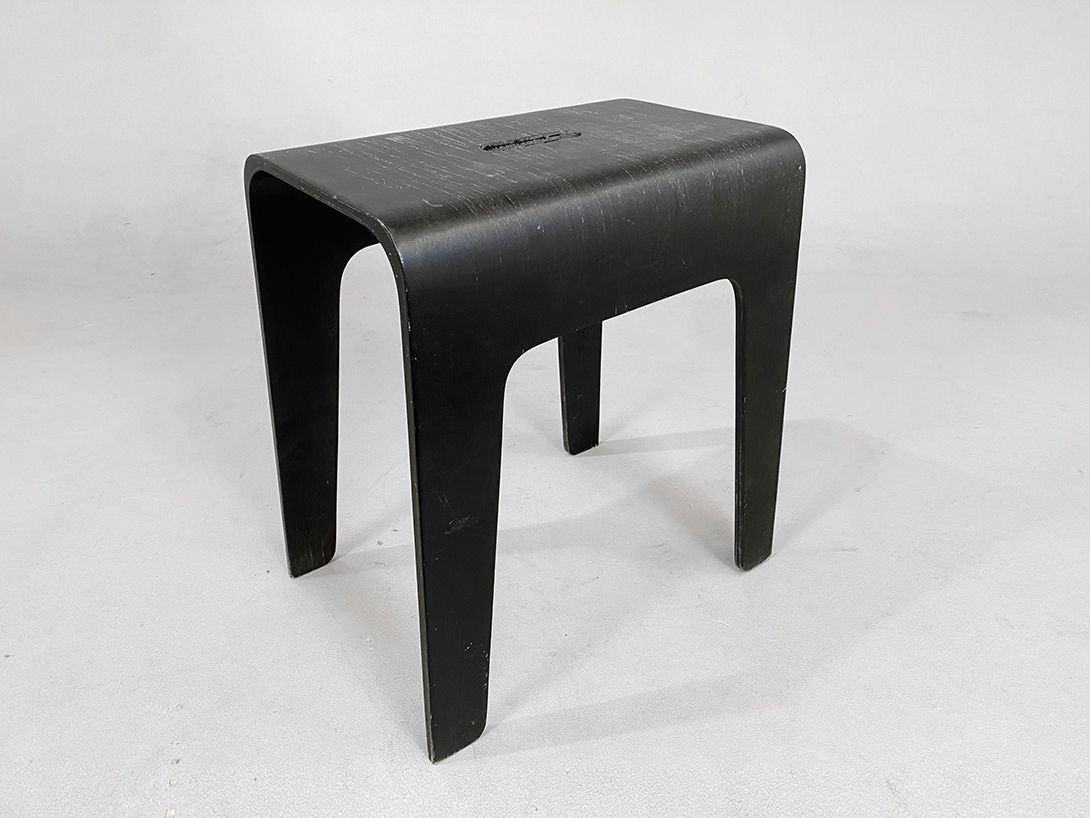 Foto Simple Black Bentwood Stool