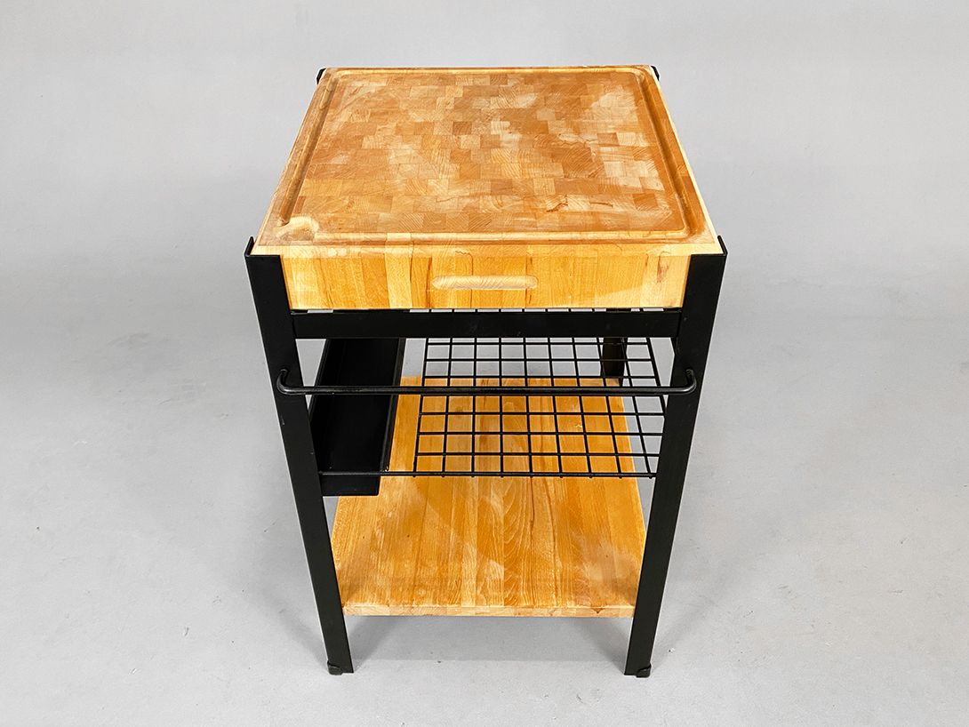 Foto Portable Kitchen Isle with integrated Cutting Board