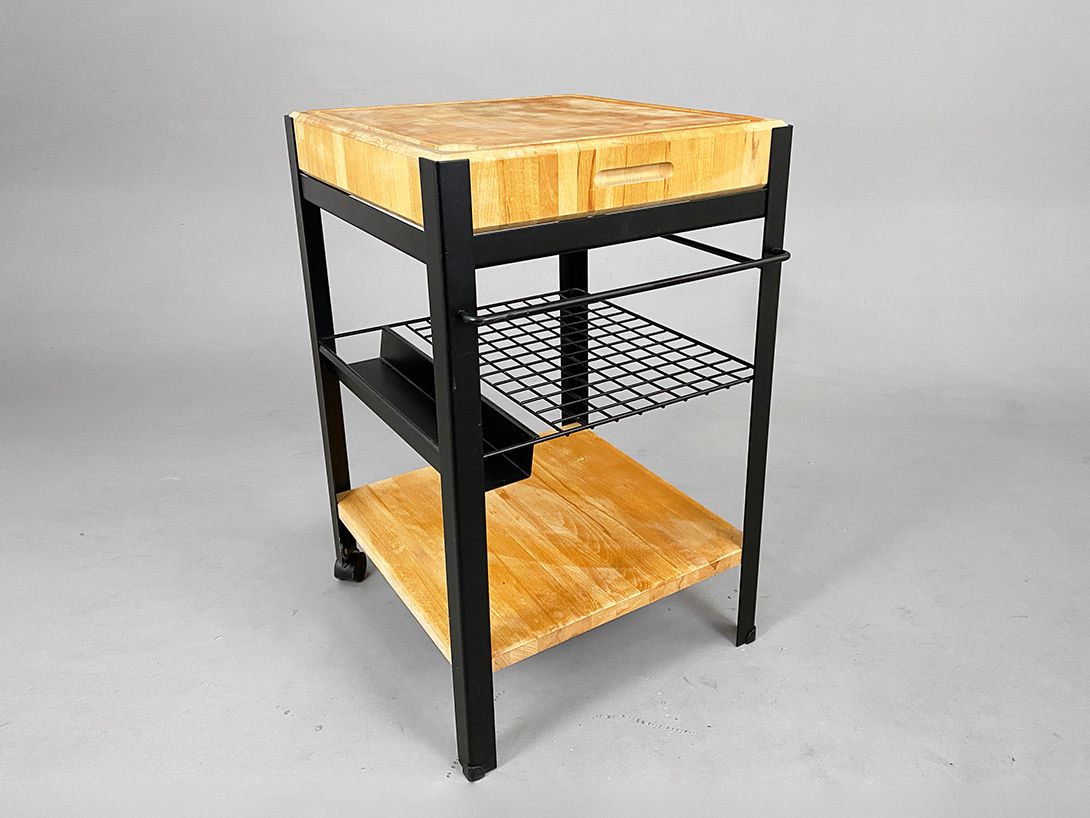 Foto Portable Kitchen Isle with integrated Cutting Board