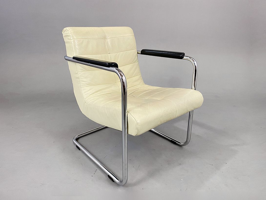 Foto Machalke White Leather Armchair with Chrome Frame