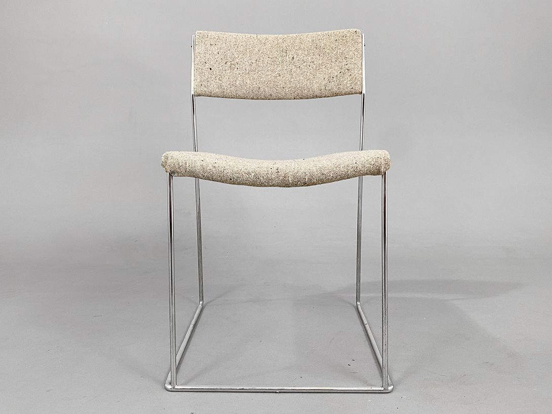 Foto Grey Upholstered Chair with delicate Chrome Frame