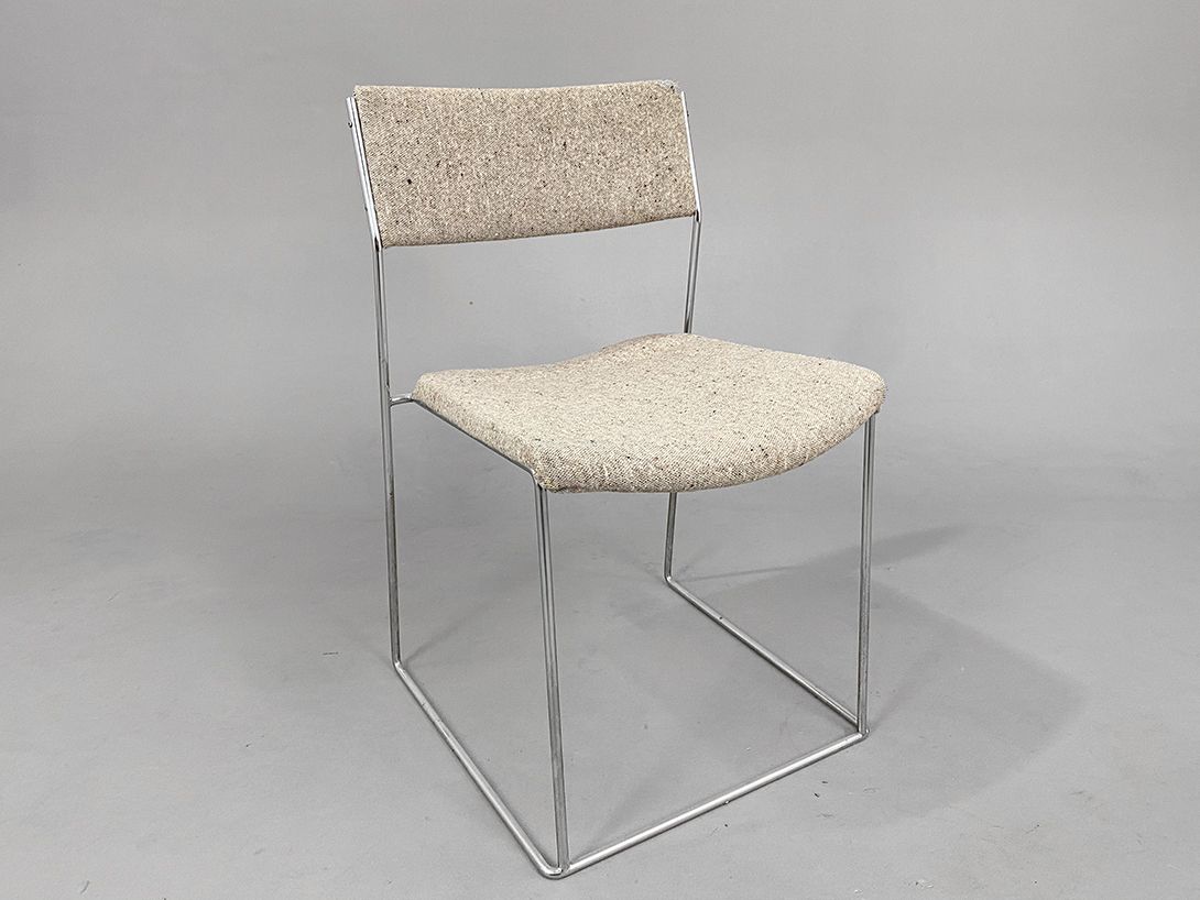 Foto Grey Upholstered Chair with delicate Chrome Frame