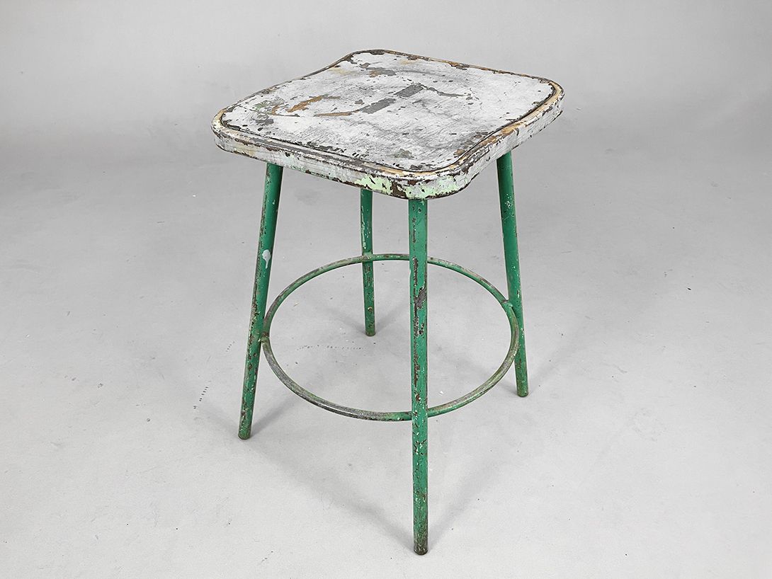 Foto Rusty Stool with Green Steel Legs h62x38