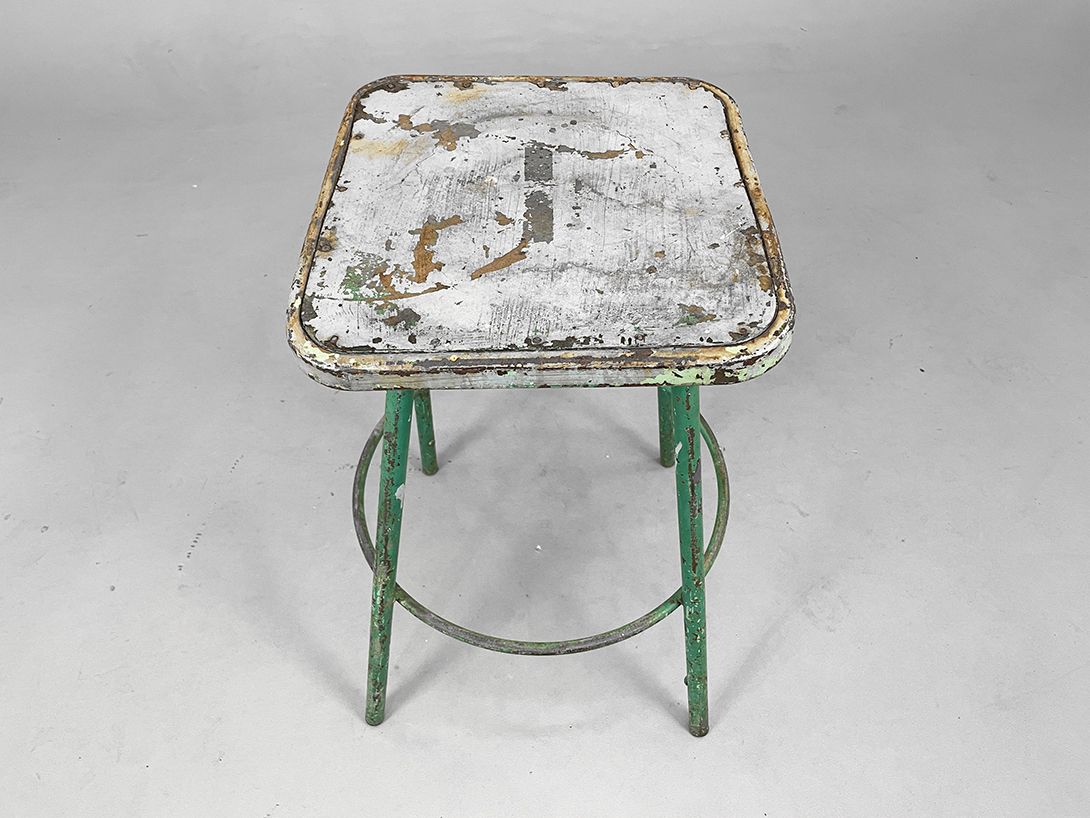 Foto Rusty Stool with Green Steel Legs h62x38