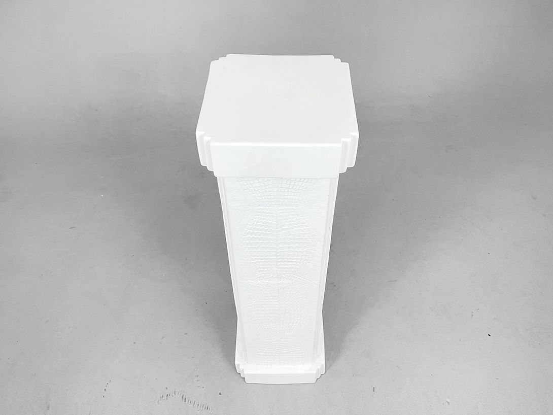 Foto Antique White Porcelain Column with Crocodile Skin Surface h90x25