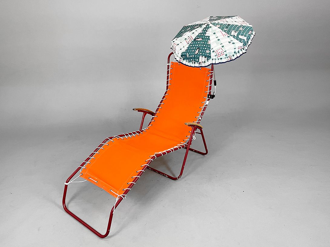 Foto Bright Orange Sun Lounger with attached Umbrella