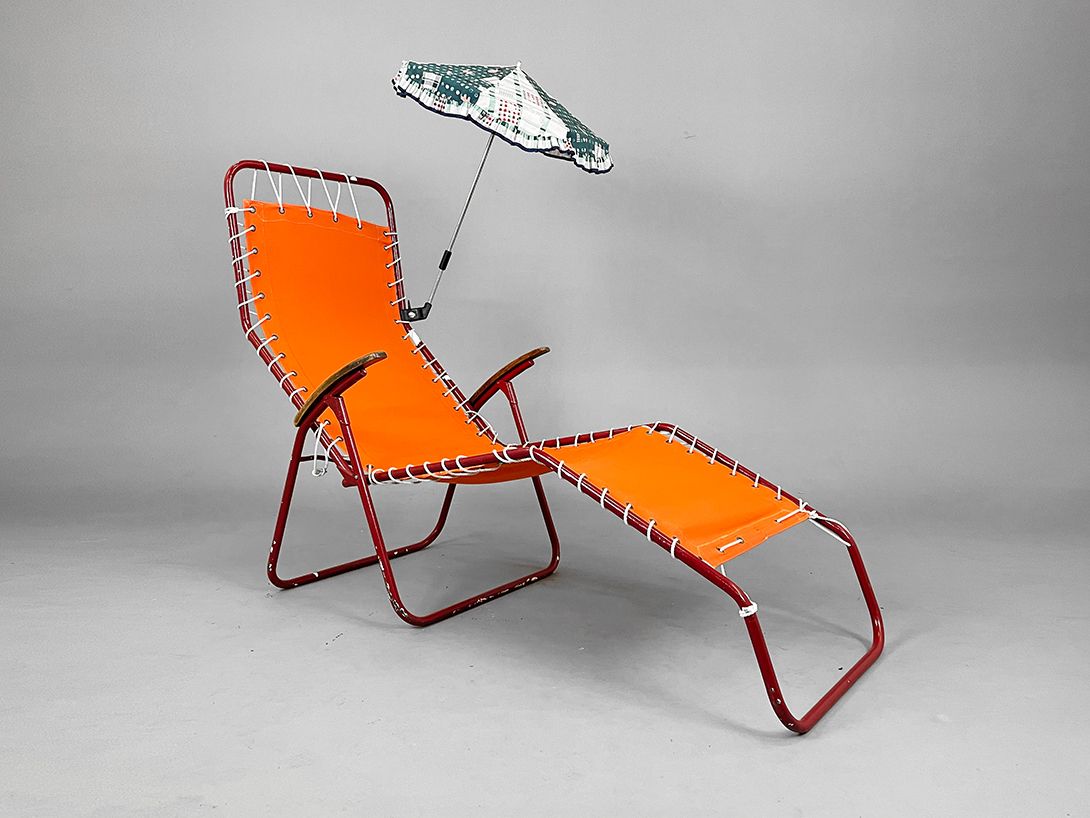 Foto Bright Orange Sun Lounger with attached Umbrella