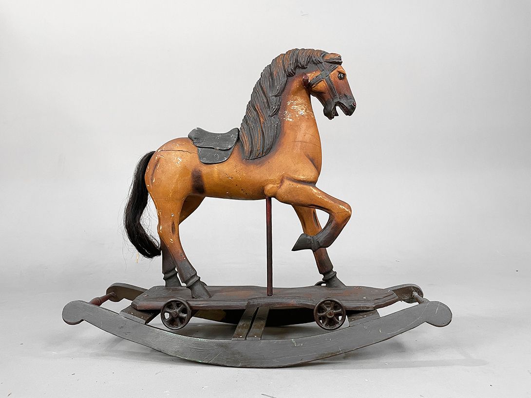 Foto Wooden Rocking Horse with Black Weave
