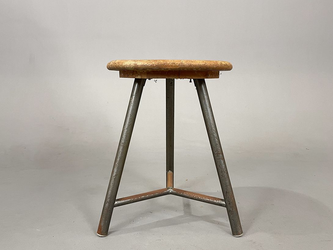 Foto Little Industrial Stool with Wooden Plate