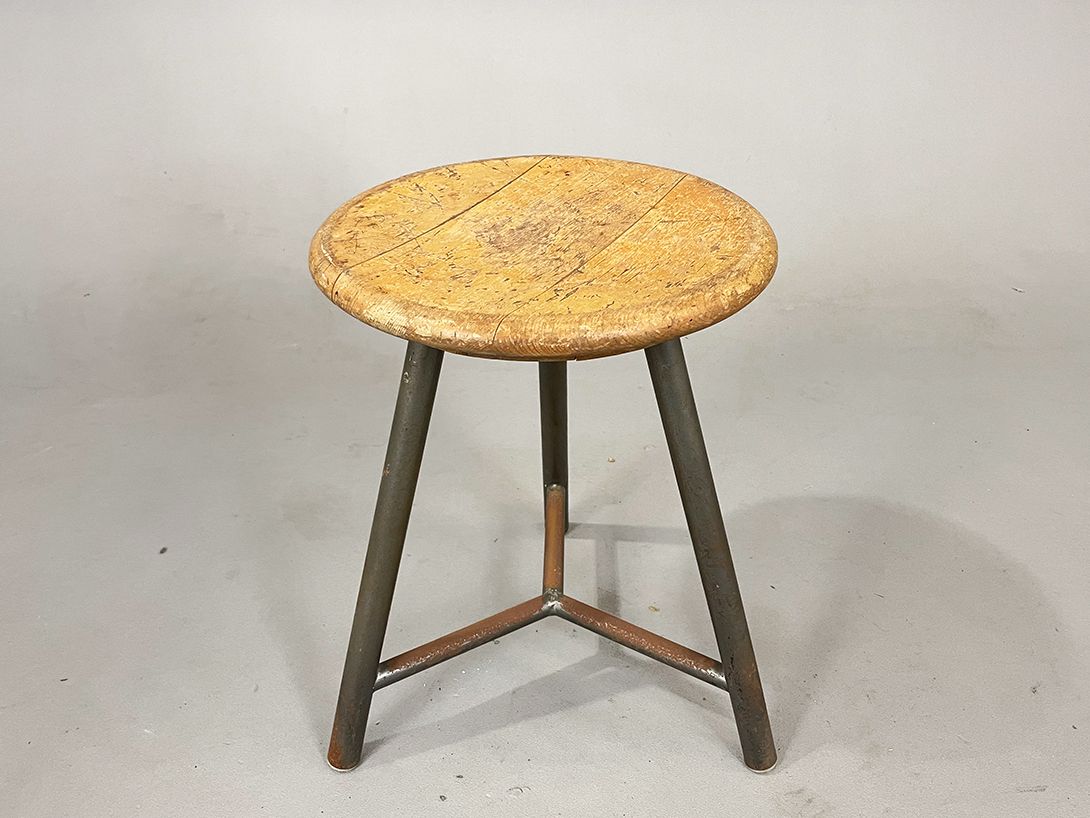 Foto Little Industrial Stool with Wooden Plate