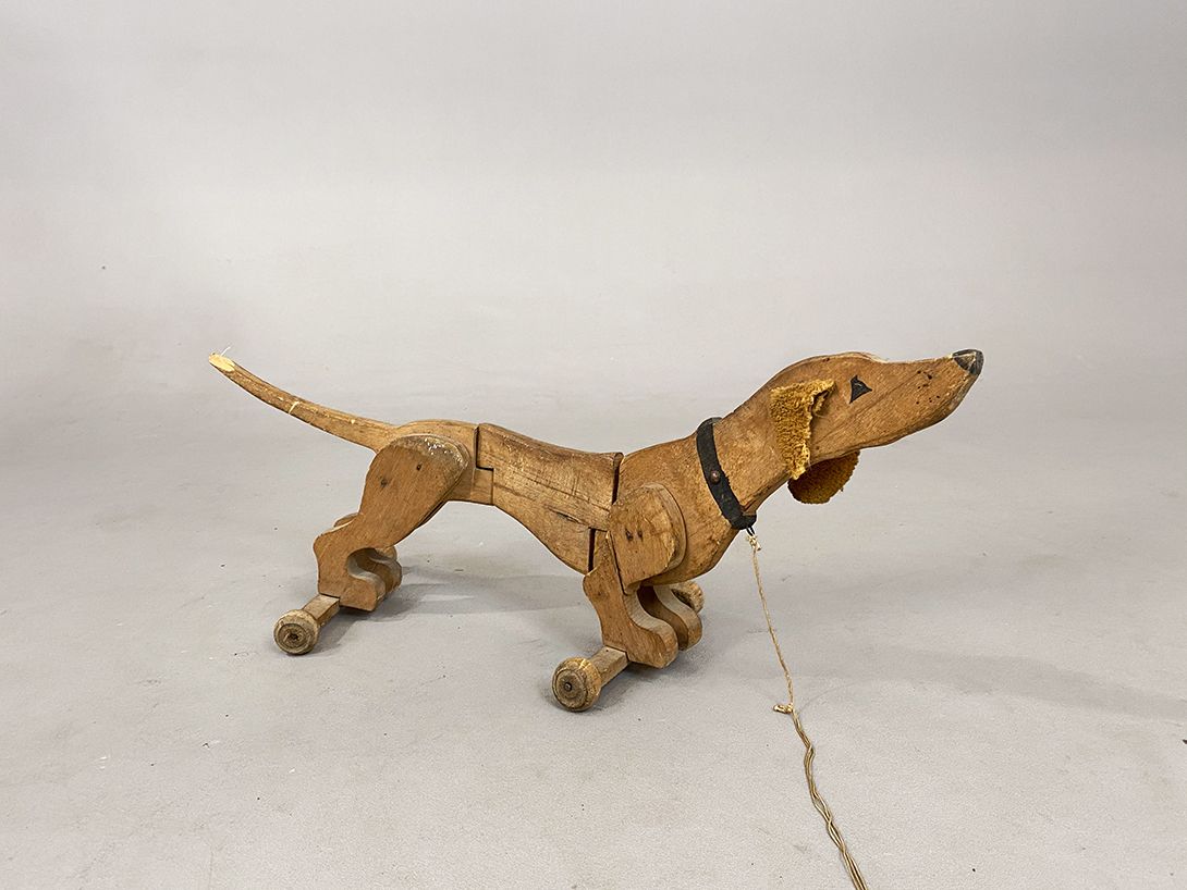 Foto Ancient Wooden Toy Dog with Leash