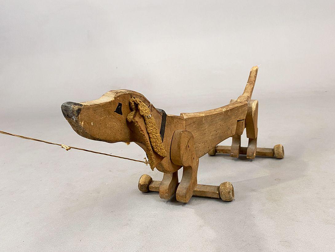 Foto Ancient Wooden Toy Dog with Leash