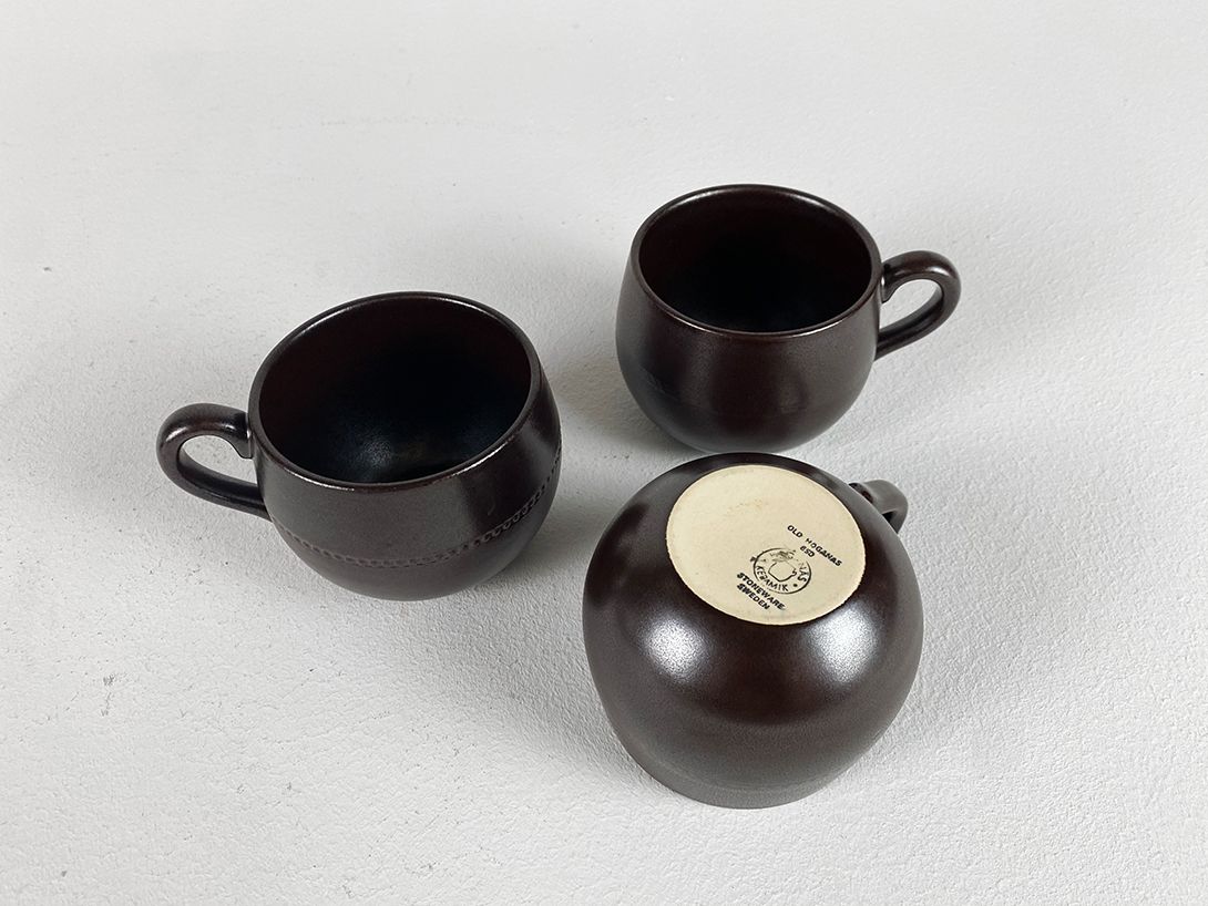 Foto Seven Brown Ceramic Cups, Sweden
