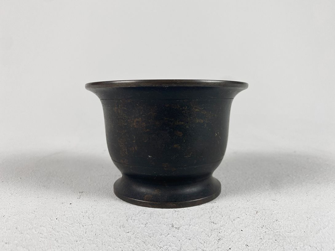 Foto Small Metal Vessel h8x12